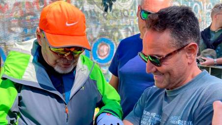 Vasco Rossi mentre autografa il braccio di Giovanni Di Cesare