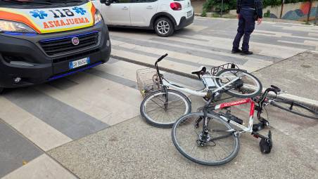 Le due biciclette dopo lo scontro (Fotoservizio Manuel Migliorini)