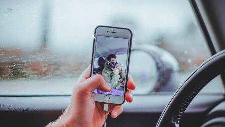 Forlì, selfie o chat mentre guidano: 6 patenti ritirate nel fine settimana