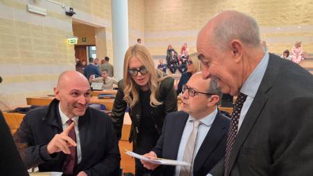 La criminologa Roberta Bruzzone oggi in aula con i legali di Louis Dassilva (foto e video Migliorini)