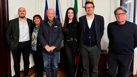 Da sinistra: l’assessore Fabio Sbaraglia, Paola Babini, Ernesto Giuseppe Alfieri, Chiara Ferraresi, il sindaco Alessandro Barattoni e Alberto Giorgio Cassani