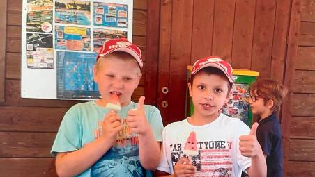 Da sinistra, Sergei e Giuseppe nell’estate passata da bambini in Romagna