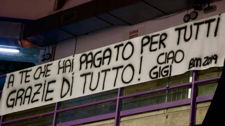 Lo striscione di saluto a Gigi Garelli (foto Monti Mmph)