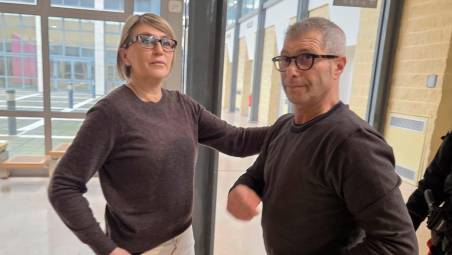 Emanuele Neri oggi in aula con la moglie, Ilenia Mercatelli (Migliorini)