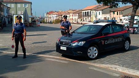 Cesenatico, vuole buttarsi dal balcone per togliersi la vita: salvata dal marito e dai Carabinieri
