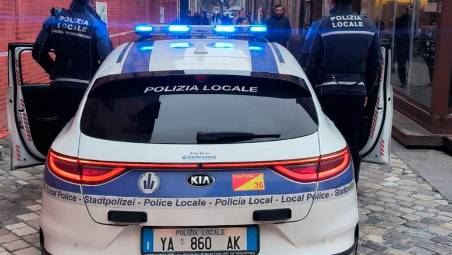 Ravenna, ruba al supermercato, aggredisce i vigili e prende a testate il finestrino dell’auto: arrestato ed espulso