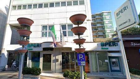 Riccione, colpo lampo alla Bper: banditi in tuta da imbianchino legano i dipendenti e fuggono col bottino