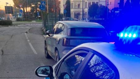 L’auto della polizia locale durante i controllo alla vettura in car sharing sospetta