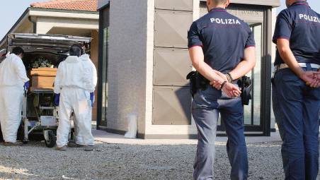 La riesumazione della salma disposta dopo la riapertura delle indagini (foto Massimo Fiorentini)