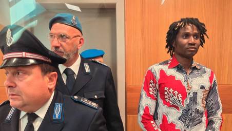 Louis Dassilva e i suoi legali durante l’ultima udienza del processo foto manuel migliorini