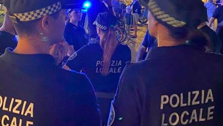 Riccione, dormivano al bagno al mare in una cabina destinata ai bagnanti: scoperti dalla Polizia Locale