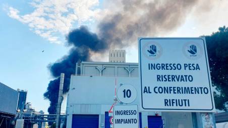 Il Comune di Riccione: «Incendio domato, nessun pericolo per la popolazione, le raccomandazioni nelle scorse ore non sono più necessarie»