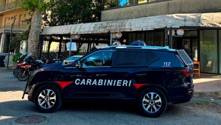 Cesenatico, 18enni aggrediscono coetaneo col coltello e lo feriscono alla gamba per avere il codice di accesso al telefono: arrestati
