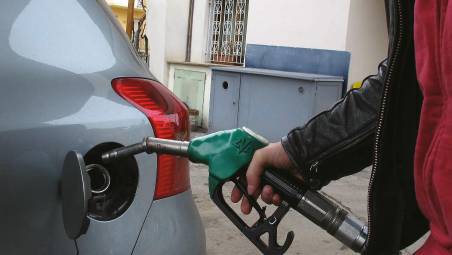 Ravenna, prezzi del carburante esposti più bassi di quelli reali: controlli della Finanza