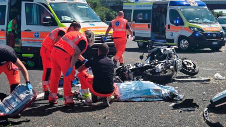 Riccione, tragico tamponamento in A14: muore un motociclista, gravissima la passeggera