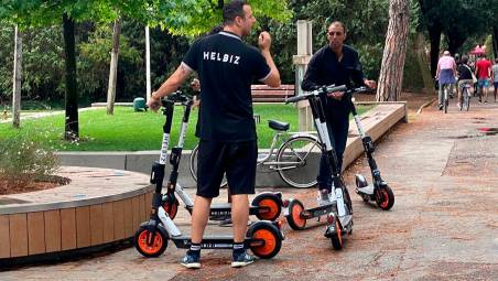 Addetti di “Helbiz” coi monopattini elettrici