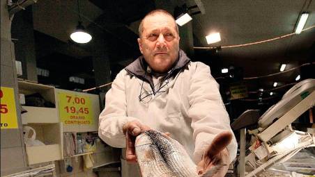 Loris Garattoni al mercato del pesce di Rimini in una foto del 2012