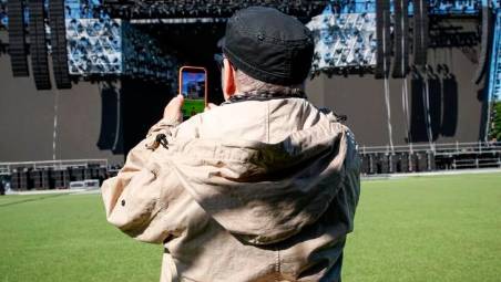 Rimini, Vasco Rossi davanti al palco del concerto. “Perfetto, non vedo l’ora che cominci” GALLERY