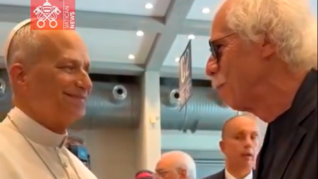 Che sorpresa a Rimini: Papa Leone incontra Blue Lou Marini, mitico sassofonista dei Blues Brothers