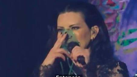 Laura Pausini in concerto a 2.800 metri in Ecuador usa la maschera dell’ossigeno