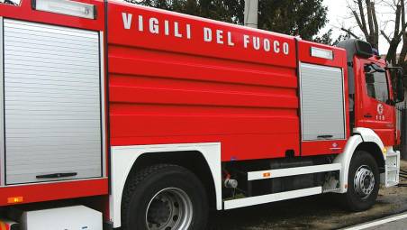 Rimini. Incendio doloso da Motorland: ignoto dà fuoco ad un’auto poi si ustiona il viso e scappa