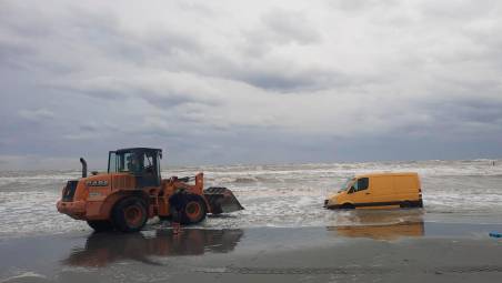 Dimentica il freno a mano vicino al mare a Bellaria. Il furgone finisce in acqua, proprietario multato