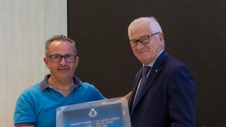 Il presidente Rossi ritira il premio