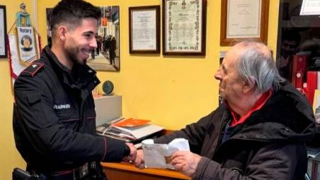 L’uomo mentre riceve dai carabinieri la busta che aveva smarrito