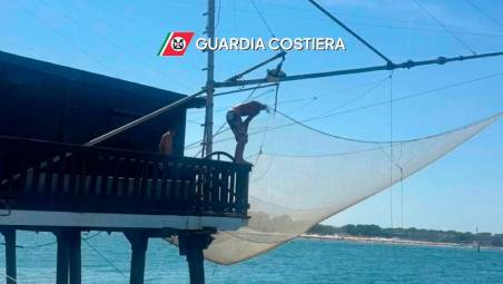 Cesenatico, tuffi vietati dal capanno da pesca sul porto canale: arriva la Guardia Costiera