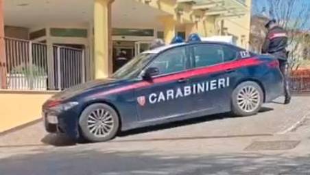I carabinieri di Novafeltria davanti all’hotel