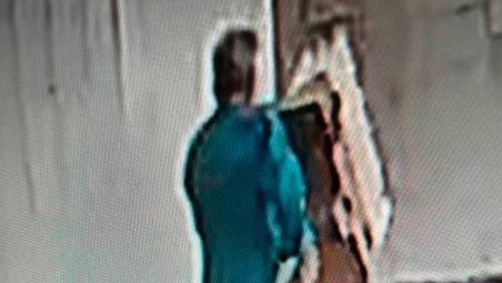 Il ladro ripreso dalle telecamere mentre fugge con il candeliere