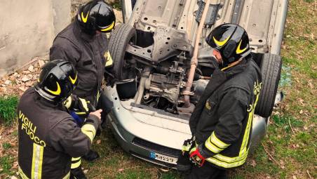 Paura a Fontanelle di San Leo: auto indietreggia e si ribalta nel giardino di una casa