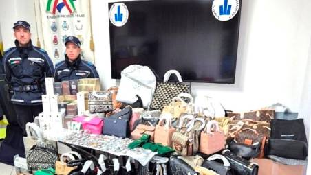 Savignano sul Rubicone, un bazar di marche di lusso contraffatte in casa: scatta la denuncia