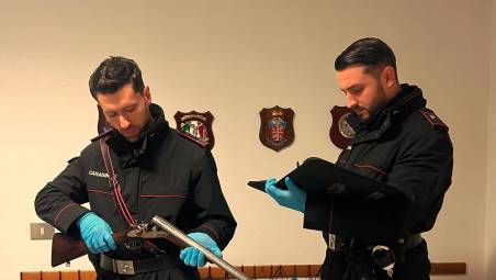 Forlì. Fucile con le canne mozzate nascosto nel sottotetto: denunciato