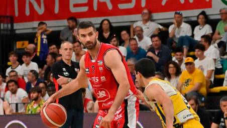 Il capitano biancorosso Giovanni Tomassini marcato da Eugenio Rota durante garadue della semifinale play-off a Cividale foto diego petrussi