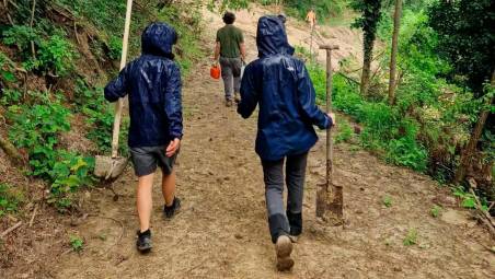 Volontari con pale in azione a Nuvoleto poco dopo l’alluvione