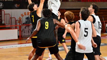 Falilou Mbacke a canestro nel derby di pre-campionato con la Virtus mmph