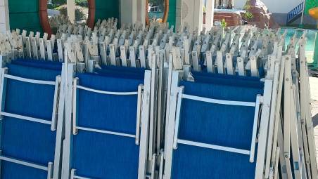 Cattolica, la disperazione del bagnino: “Hanno tagliato decine di lettini nella notte, maledetti” VIDEO