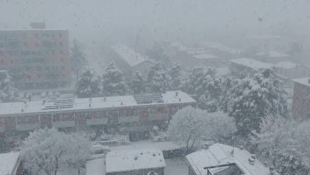 Imola si è svegliata sotto la neve spazzaneve in azione, la Fiaccola olimpica è attesa con un’ora di ritardo