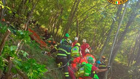 Forli, esce dal ristorante a Civitella e cade in un profondo canalone, soccorso un 76enne