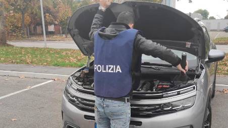 Cesena, truffa su 163 veicoli per rivenderli all’estero: denunciata la proprietaria dell’agenzia di pratiche auto