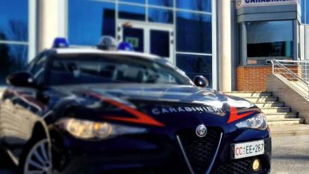 Alfonsine, picchia la moglie in strada e devasta la sua auto