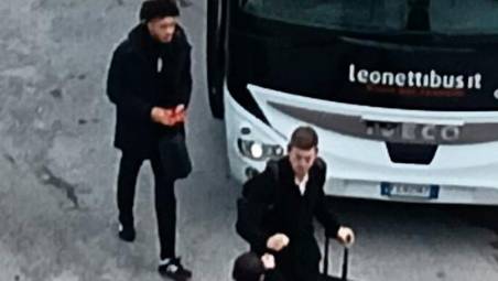 Jalen Blesa appena uscito dal pullman senza borsa ad Avellino