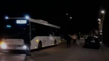 Il bus fermo e i tre ragazzi costretti a scendere