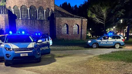 Ravenna, rissa a bottigliate in piazza: due denunce e un’espulsione con trasferimento al Cpr