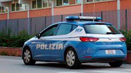 Faenza, salta il muro del Commissariato per scappare da un gruppo di persone