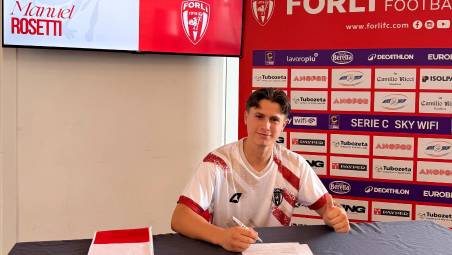 Manuel Rosetti mentre firma in sede FOTO FC FORLI’