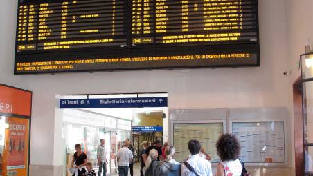 Treni, ritardi e cancellazioni fra Rimini e Bologna per guasti. Si sospetta il sabotaggio. Salvini: “Un atto di delinquenza”
