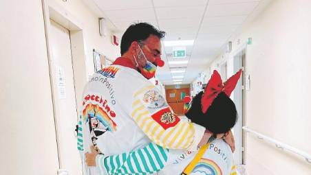 Roberto Magnani nella sua veste di clown per portare allegria tra i piccoli pazienti dell’ospedale