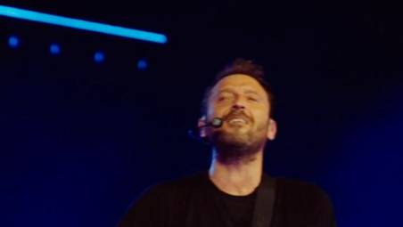 Imola, l’omaggio di Cremonini a Vasco Rossi VIDEO